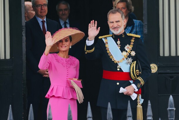 Don Felipe y Doña Letizia saludan al público congregado en la residencia del embajador de España en Londres antes de dirigirse a la ceremonia de coron